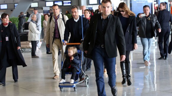 Carla Bruni : Retour relax en France avec Nicolas Sarkozy et leur petite Giulia