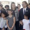 Letizia d'Espagne se déplaçait le 30 avril 2014 au collège Maria Moliner de Villanueva de la Canada, à Madrid, dans le cadre de ses missions pour la FEDER, la Fédération espagnole des maladies rares.