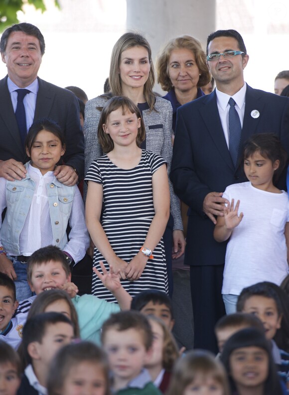 La princesse Letizia d'Espagne s'est rendu le 30 avril 2014 à l'école Maria Moliner de Villanueva de la Canada, à Madrid, dans le cadre de ses missions pour la FEDER, la Fédération espagnole des maladies rares.
