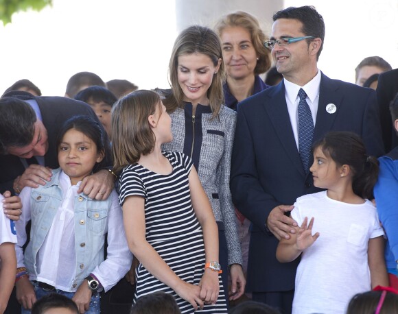 La princesse Letizia d'Espagne est allée le 30 avril 2014 à l'école Maria Moliner de Villanueva de la Canada, à Madrid, dans le cadre de ses missions pour la FEDER, la Fédération espagnole des maladies rares.