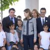 La princesse Letizia d'Espagne s'est rendue le 30 avril 2014 à l'école Maria Moliner de Villanueva de la Canada, à Madrid, dans le cadre de ses missions pour la FEDER, la Fédération espagnole des maladies rares.