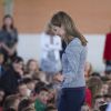 La princesse Letizia d'Espagne s'est rendue le 30 avril 2014 à l'école Maria Moliner de Villanueva de la Canada, à Madrid, dans le cadre de ses missions pour la FEDER, la Fédération espagnole des maladies rares.