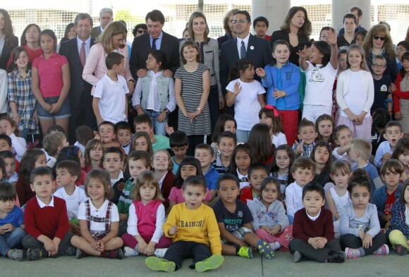 La princesse Letizia d'Espagne bien entourée le 30 avril 2014 à l'école Maria Moliner de Villanueva de la Canada, à Madrid, dans le cadre de ses missions pour la FEDER, la Fédération espagnole des maladies rares.