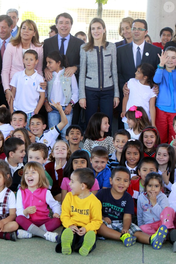 La princesse Letizia d'Espagne le 30 avril 2014 à l'école Maria Moliner de Villanueva de la Canada, à Madrid, dans le cadre de ses missions pour la FEDER, la Fédération espagnole des maladies rares.