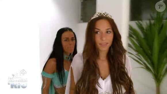 Kelly (à gauche) et Stéphanie (à droite), lors de la soirée princes et princesses (Les Marseillais à Rio, épisode 46 diffusé le vendredi 2 mai 2014.)