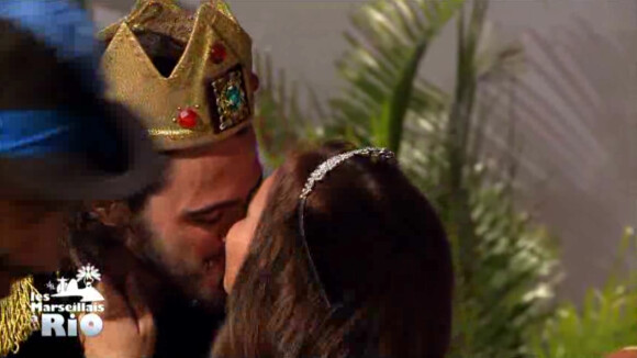 Tendre baiser pour Benjamin et Stéphanie lors de la soirée princes et princesses (Les Marseillais à Rio, épisode 46 diffusé le vendredi 2 mai 2014)