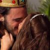 Tendre baiser pour Benjamin et Stéphanie lors de la soirée princes et princesses (Les Marseillais à Rio, épisode 46 diffusé le vendredi 2 mai 2014.)