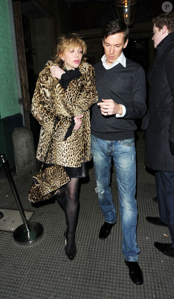 Courtney Love, bien fatiguée à la sortie du Public, club de Guy Pelly à Londres, en janvier 2011