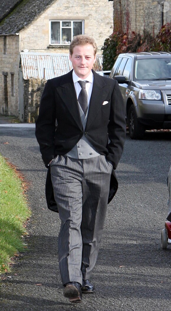 Guy Pelly, ami des princes William et Harry, au mariage d'Harry Meade dans le Gloucestershire en octobre 2010. Un oiseau de nuit en plein jour.