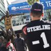 Les fans des Clippers ont adressé quelques messages à leur propriétaire, Adam Sterling, suspendu à vie par la NBA après avoir tenu des propos racistes, juste avant le match 5 de leur équipe face aux Warriors de Golden State, le 29 avril 2014 au Staple Center de Los Angeles