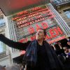 Exclusif - Gad Elmaleh organise un selfie géant devant l'Olympia pour la dernière de son spectacle Sans Tambour, à Paris le 2 mai 2014