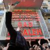 Exclusif - Gad Elmaleh organise un selfie géant devant l'Olympia pour la dernière de son spectacle Sans Tambour, à Paris le 2 mai 2014