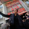 Exclusif - Gad Elmaleh organise un selfie géant devant l'Olympia pour la dernière de son spectacle Sans Tambour, à Paris le 2 mai 2014