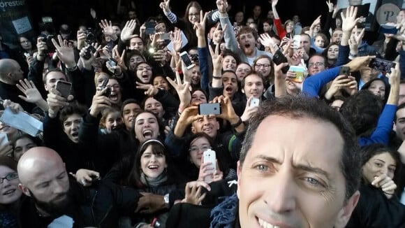 Le selfie géant de Gad Elmaleh et son public, pour la dernière de son spectacle Sans Tambour, à Paris le 2 mai 2014, posté sur son compte Twitter