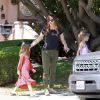 Jennifer Garner se promène avec ses filles Violet et Seraphina à Los Angeles le 3 mai 2014