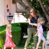 Jennifer Garner emmène ses enfants Violet, Seraphina et Samuel prendre une glace à Brentwood, Los Angeles, le 3 mai 2014. Ici avec ses deux filles, Violet et Seraphina 