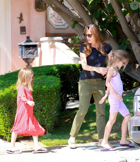Jennifer Garner emmène ses enfants Violet, Seraphina et Samuel prendre une glace à Brentwood, Los Angeles, le 3 mai 2014. Ici avec ses deux filles, Violet et Seraphina 