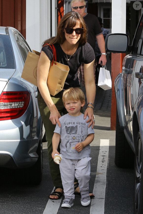 Jennifer Garner emmène ses enfants Violet, Seraphina et Samuel prendre une glace à Brentwood, Los Angeles, le 3 mai 2014. Ici, avec l'adorable petit Samuel 