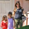 Jennifer Garner en compagnie de ses filles Violet et Seraphina à Brentwood Los Angeles, le 3 mai 2014