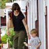 Jennifer Garner emmène ses enfants Violet, Seraphina et Samuel prendre une glace à Brentwood, Los Angeles, le 3 mai 2014. Ici, avec l'adorable petit Samuel