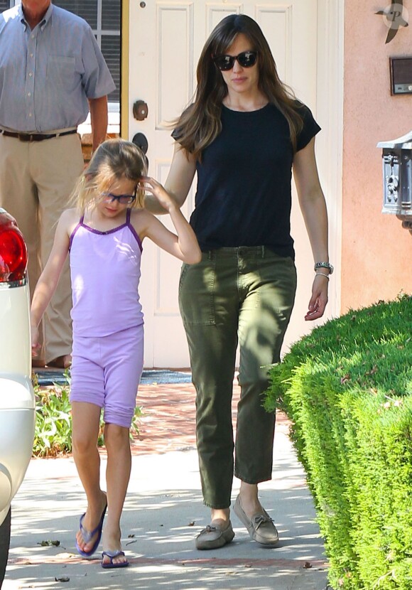 Jennifer Garner en compagnie de Violet, son aînée, le 3 mai 2014, à Brentwood, Los Angeles 