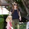 Jennifer Garner en compagnie de ses filles Violet et Seraphina à Brentwood Los Angeles, le 3 mai 2014