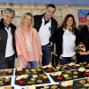 Farid Khider, le gagnant de la première épreuve, Agata Siwakowska de M6 Boutique, le magicien Sylvain Mirouf, l'actrice Charlotte Valandrey et l'artisan Franck Viano, sur la Côte d'Azur pour le 1er Trophée du Sud de la France, le 2 mai 2014.