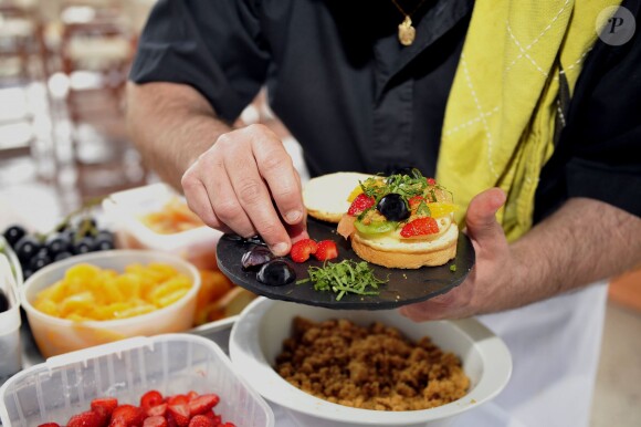 Le responsable culinaire du label 'Cuisine Nissart' Franck Viano dresse en exemple pour tous les participants du 1er Trophée du Sud de la France, à Nice le 2 mai 2014.