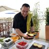 Le responsable culinaire du label 'Cuisine Nissart' Franck Viano dresse en exemple pour tous les participants du 1er Trophée du Sud de la France, à Nice le 2 mai 2014.