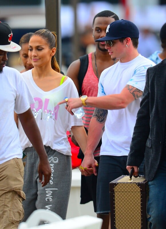 Jennifer Lopez avec son boyfriend Casper Smart lors d'un photoshoot sur un yacht à Miami, le 12 février 2014. 
