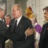 Juan Carlos Ier d'Espagne réconfortant Adolfo Suarez Illana lors des obsèques de son père Adolfo Suarez, le 31 mars 2014 à la cathédrale de la Almudena, à Madrid. Le jour de ses 50 ans, Adolfo Suarez Illana a révélé être atteint d'une tumeur à la gorge.