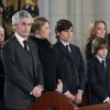 Adolfo Suarez Illana et sa famille (son épouse Isabel et leurs fils Adolfo et Pablo) lors des obsèques de son père Adolfo Suarez, le 31 mars 2014 à la cathédrale de la Almudena, à Madrid. Le jour de ses 50 ans, Adolfo Suarez Illana a révélé être atteint d'une tumeur à la gorge.