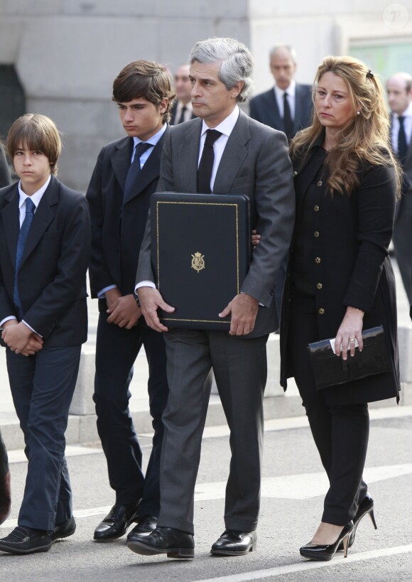 Adolfo Suarez Illana avec son épouse Isabel et leurs fils Adolfo et Pablo lors des obsèques de son père Adolfo Suarez, le 31 mars 2014 à la cathédrale de la Almudena, à Madrid.