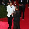 Jay-Z et sa femme Beyoncé Knowles ont fait sensation à leur arrivée au MET BAll 2014. Et pour cause, Jay-Z a passé la bague au doigt de sa belle, un bijou égaré sur le red carpet qu'il s'est empressé de ramasser pour le remettre en place sur les mains de son épouse.