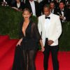 Jay-Z et sa femme Beyoncé Knowles ont fait sensation à leur arrivée au MET BAll 2014. Et pour cause, Jay-Z a passé la bague au doigt de sa belle, un bijou égaré sur le red carpet qu'il s'est empressé de ramasser pour le remettre en place sur les mains de son épouse.