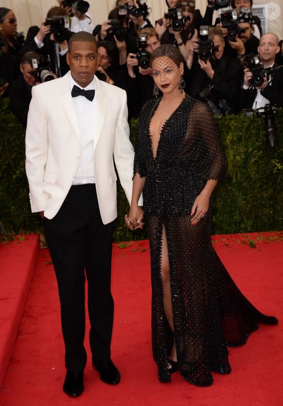 Jay-Z et sa femme Beyoncé Knowles ont fait sensation à leur arrivée au MET Gala 2014. Et pour cause, Jay-Z a passé la bague au doigt de sa belle, un bijou égaré sur le red carpet qu'il s'est empressé de ramasser pour le remettre en place sur les mains de son épouse.