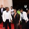 Jay-Z et sa femme Beyoncé Knowles ont fait sensation à leur arrivée au MET BAll 2014. Et pour cause, Jay-Z a passé la bague au doigt de sa belle, un bijou égaré sur le red carpet qu'il s'est empressé de ramasser pour le remettre en place sur les mains de son épouse.
