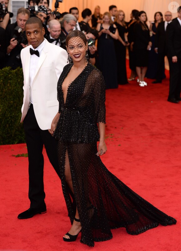 Le rappeur et producteur Jay-Z et sa femme Beyoncé Knowles ont fait sensation à leur arrivée au MET Ball 2014. Et pour cause, Jay-Z a passé la bague au doigt de sa belle, un bijou égaré sur le red carpet qu'il s'est empressé de ramasser pour le remettre en place sur les mains de son épouse.