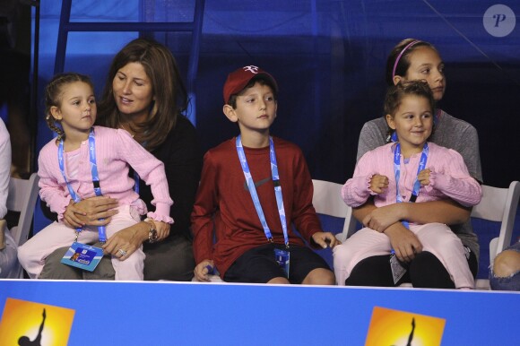 Mirka Federer avec ses jumelles Myla et Charlene lors du jour des enfants de l'Open d'Australie à Melbourne le 11 janvier 2014