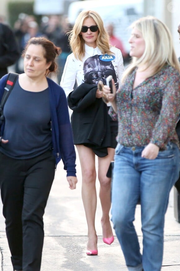 Julia Roberts dévoile ses gambettes à Hollywood, Los Angeles, le 5 mai 2014.