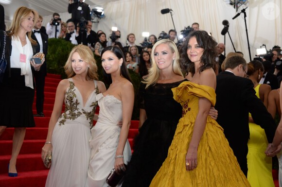 Kylie Minogue et Katie Holmes en compagnie de Georgina Chapman et Keren Craig, fondatrices et créatrices de Marchesa - au Met Gala au Metropolitan Museum of Art. New York, le 5 mai 2014.
