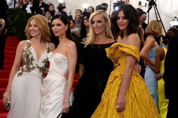 Kylie Minogue et Katie Holmes en compagnie de Georgina Chapman et Keren Craig, fondatrices et créatrices de Marchesa - au Met Gala au Metropolitan Museum of Art. New York, le 5 mai 2014.