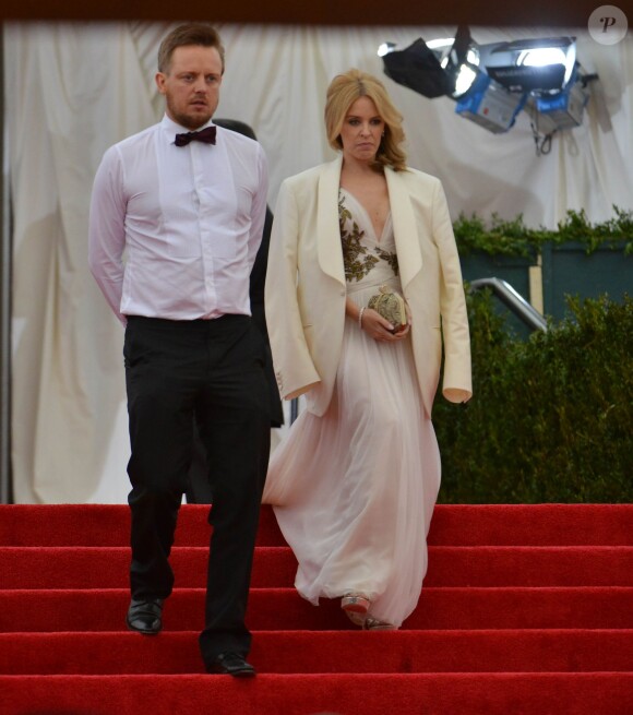 Kylie Minogue quitte le Met Gala au Metropolitan Museum of Art. Frigorifiée, elle porte la veste d'un ami. New York, le 5 mai 2014.