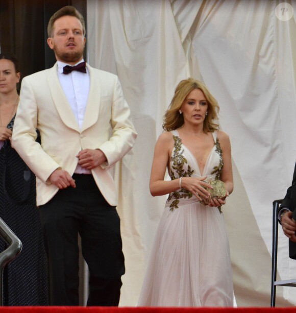 Kylie Minogue quitte le Met Gala au Metropolitan Museum of Art. Frigorifiée, elle porte la veste d'un ami. New York, le 5 mai 2014.