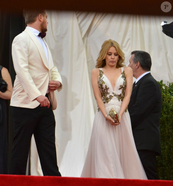 Kylie Minogue quitte le Met Gala au Metropolitan Museum of Art. Frigorifiée, elle porte la veste d'un ami. New York, le 5 mai 2014.