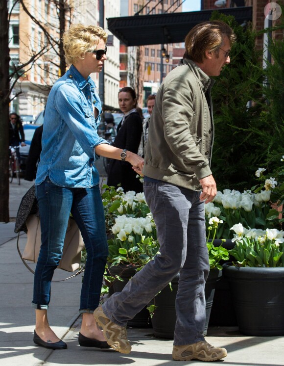 Sean Penn et Charlize Theron se tiennent la main alors qu'ils se promènent à New York, le 6 mai 2014.