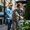 Sean Penn et Charlize Theron se tiennent la main alors qu'ils se promènent à New York, le 6 mai 2014.