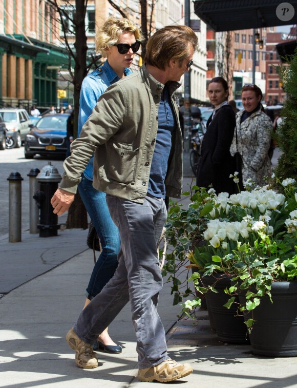 Sean Penn et Charlize Theron se tiennent la main alors qu'ils se promènent à New York, le 6 mai 2014.