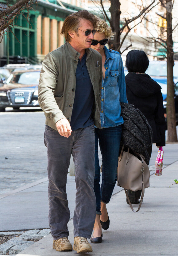 Sean Penn et Charlize Theron se tiennent la main alors qu'ils se promènent à New York, le 6 mai 2014.