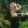 Shakira se déhanche avec sensualité dans les coulisses du tournage de son spot TV, pour la campagne "Dare to feel good" d'Activia.